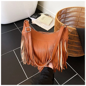 Détail du sac hobo en cuir caramel à longues franges avec bandoulière ajustable