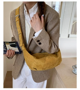 Détail du sac hobo en daim jaune avec bandoulière réglable à boucle métallique