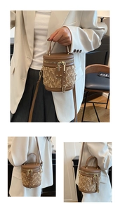 Detailansicht der Beuteltasche aus khakifarbenem Webpelz und braunem Leder mit Nieten