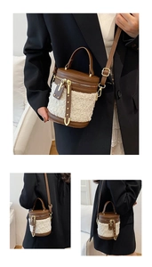 Detailansicht der Zylindertasche aus braunem Leder und weißem Lammfell-Patchwork-Design
