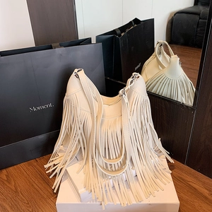 Sac Seau à Glands en Cuir PU Vintage pour Femmes Sac à Bandoulière Bohême Motif Litchi Couleur Unie Main Tendance