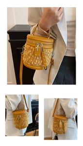 Detail der ingwergelben Beuteltasche mit gemütlichem Lammfell- und Leder-Patchwork-Design