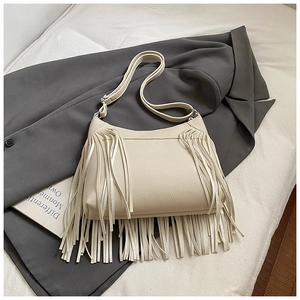 Sac seau chic beige à franges en similicuir grainé avec bandoulière réglable