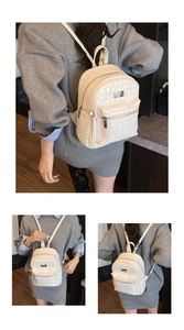Trois vues montrant la texture et le design d'un grand sac à dos en cuir tressé crème