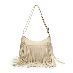 Sac seau chic blanc crème à franges avec bandoulière réglable et texture cuir grainé