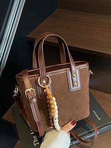Borsa a secchiello vintage in pelle scamosciata trapuntata con ciondolo in legno