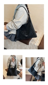 Détails du grand sac à bandoulière noir en cuir mat vintage avec logo imprimé