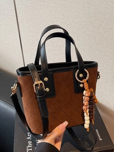 Borsa a secchiello retrò marrone trapuntata con manici neri e ciondolo in legno