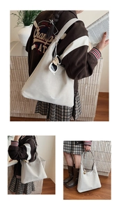 Détail du sac hobo en cuir crème avec gaufrage mode et large bandoulière souple