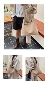 Détail du sac cabas beige en similicuir avec logo minimaliste et texture de cuir raffinée