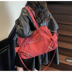 Sac fourre-tout utilitaire rouge avec plusieurs poches et sangles à œillets métalliques