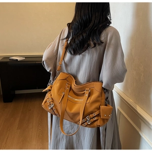 Sac hobo vintage jaune avec boucles métalliques et fermetures éclair fonctionnelles