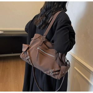Détail du sac cabas en cuir PU marron café avec boucles en métal et style punk