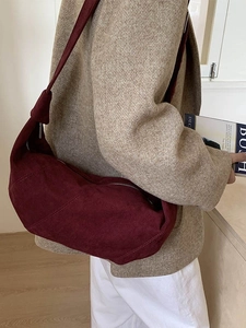 Sac bandoulière rétro en daim bordeaux pour femme au style besace croissant vintage