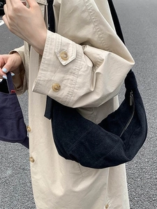 Sac hobo rétro en daim noir pour femme avec forme de croissant minimaliste et large bandoulière