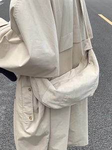 Sac bandoulière minimaliste en daim beige avec sangle réglable pour femme en extérieur