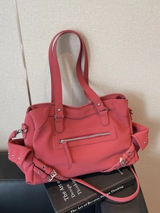 Sac fourre-tout rouge rose utilitaire à poches multiples avec rivets argentés