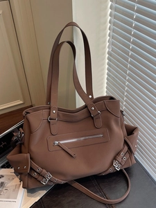 Sac fourre-tout vintage marron en similicuir avec rivets et style motard chic