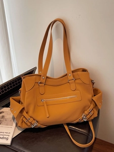 Grand sac fourre-tout jaune moutarde avec clous et boucles pour le transport quotidien