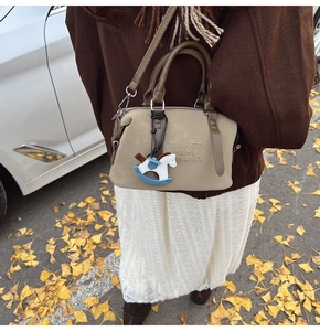Borsa Boston in pelle kaki con ciondolo a cavallo e foglie di ginkgo autunnali