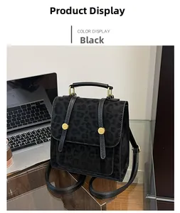 Detailansicht eines schwarzen Rucksacks mit Leopardenmuster und Goldbeschlägen