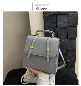 Detailansicht des silbernen Vintage-Rucksacks mit Zierriemen und Metallschnallen