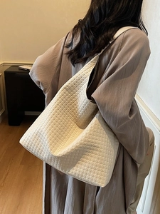Minimalist cream woven hobo shoulder bag with large capacity for women's daily commute
