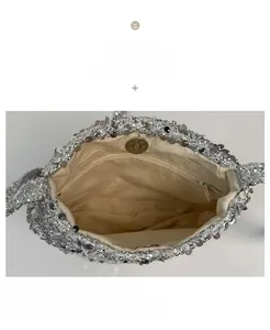 Detail der Innenseite der silbernen Paillettentasche mit Stofffutter und Reißverschluss
