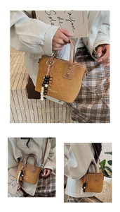 Détail du sac seau matelassé marron avec perles en bois décoratives et aspect suède