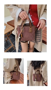 Détail du sac seau vintage en daim matelassé marron avec breloque en perles de bois