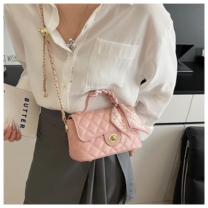 Sac bandoulière matelassé rose avec fermoir doré et poignée ornée d'un foulard en soie
