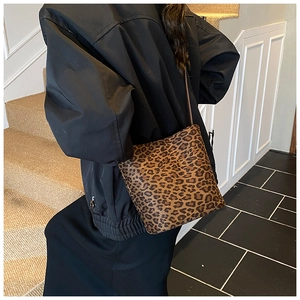 Sac seau chic à imprimé léopard porté en bandoulière pour un look de tenue quotidienne