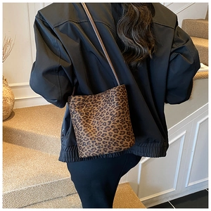 Vue détaillée d'un sac seau léopard porté par un mannequin à l'épaule