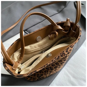 Vue de dessus de l'intérieur du sac seau léopard avec séparateur et fermoir aimanté