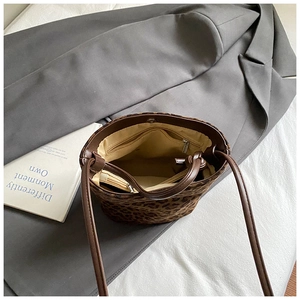 Sac seau à motif léopard avec fermeture magnétique et bandoulière en vue à plat
