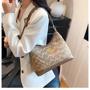 Detalle de tela de tweed con ribete de cuero marrón y cierre de metal dorado del bolso