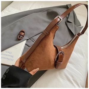 Sac sous le bras en suédine marron avec bordure en cuir et boucle en métal élégante