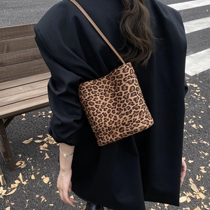 Sac Seau à Imprimé Léopard Sac à Épaule en Cuir PU Vintage Pour Femmes Sac Bandoulière Dépoli Avec Fermeture Magnétique