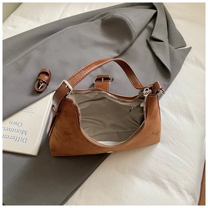 Sac hobo rétro en daim marron avec bandoulière en cuir et fermeture éclair