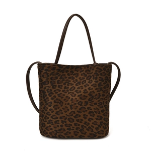 Sac seau minimaliste avec imprimé léopard, texture mate et bandoulière sur fond blanc