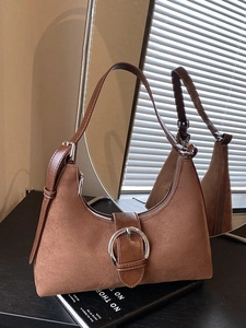 Sac hobo vintage en daim marron avec boucle argentée et bandoulière réglable chic