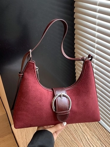 Sac hobo élégant bordeaux en daim avec grande boucle métallique ronde argentée