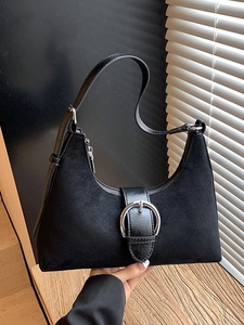 Sac hobo croissant noir minimaliste avec boucle en argent et textures cuir mélangées