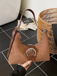 Sac sous le bras minimaliste en daim marron avec boucle argentée au style rétro