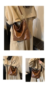 Détails du sac seau en cuir ciré marron avec fines bandoulières et boucles dorées