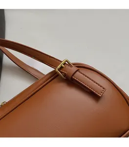 Détail d'un sac en cuir marron avec boucle de réglage en métal doré de haute qualité