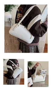 Vue détaillée du sac baguette blanc rétro avec boucles dorées et double fermeture éclair