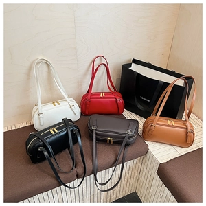 Détail de cinq sacs boston en cuir en couleurs blanc rouge noir marron et beige