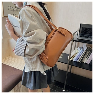 Vue détaillée du sac à bandoulière rectangulaire en cuir marron avec boucle en métal