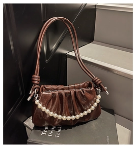 Détail du sac hobo plissé marron foncé avec texture cuir huilé et chaîne de perles